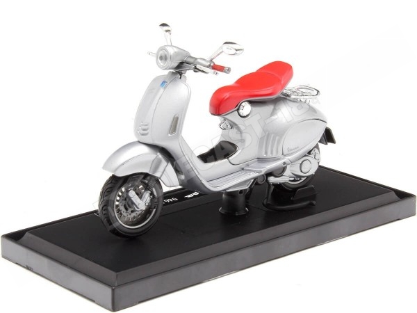 2014 Vespa 946 Bellissima Plateada 118 Maisto 34540-18