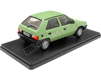 1987 Skoda Favorit Verde Claro 1:24 WhiteBox 124197 2