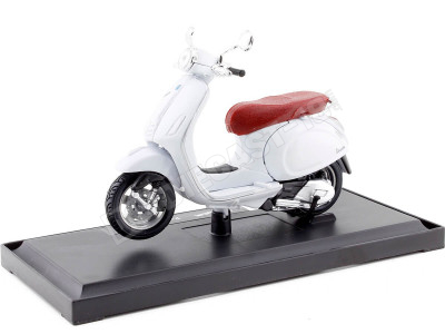 2014 Vespa Primavera 150 Blanca 1:18 Maisto 39540-15