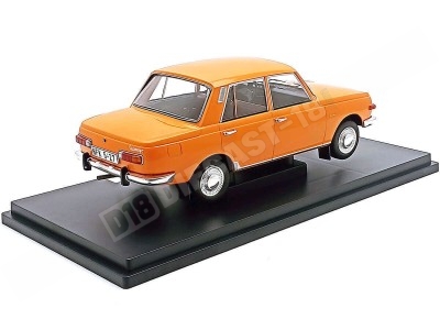 Clásico del Este Wartburg 353 de 1985 verde - Escala 1:18 MC Group 2